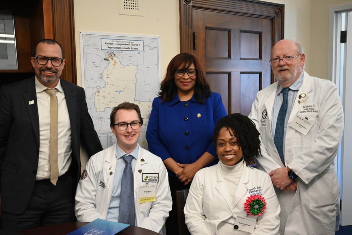 Congresswoman Bynum posing for a photo with constituents. 