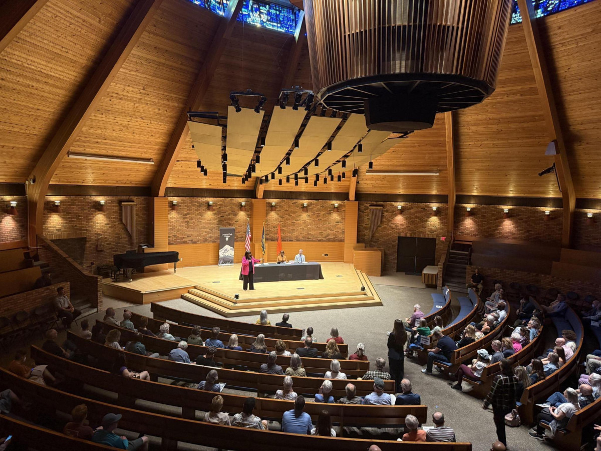 Congresswoman Bynum at her town hall in Portland, Oregon. 