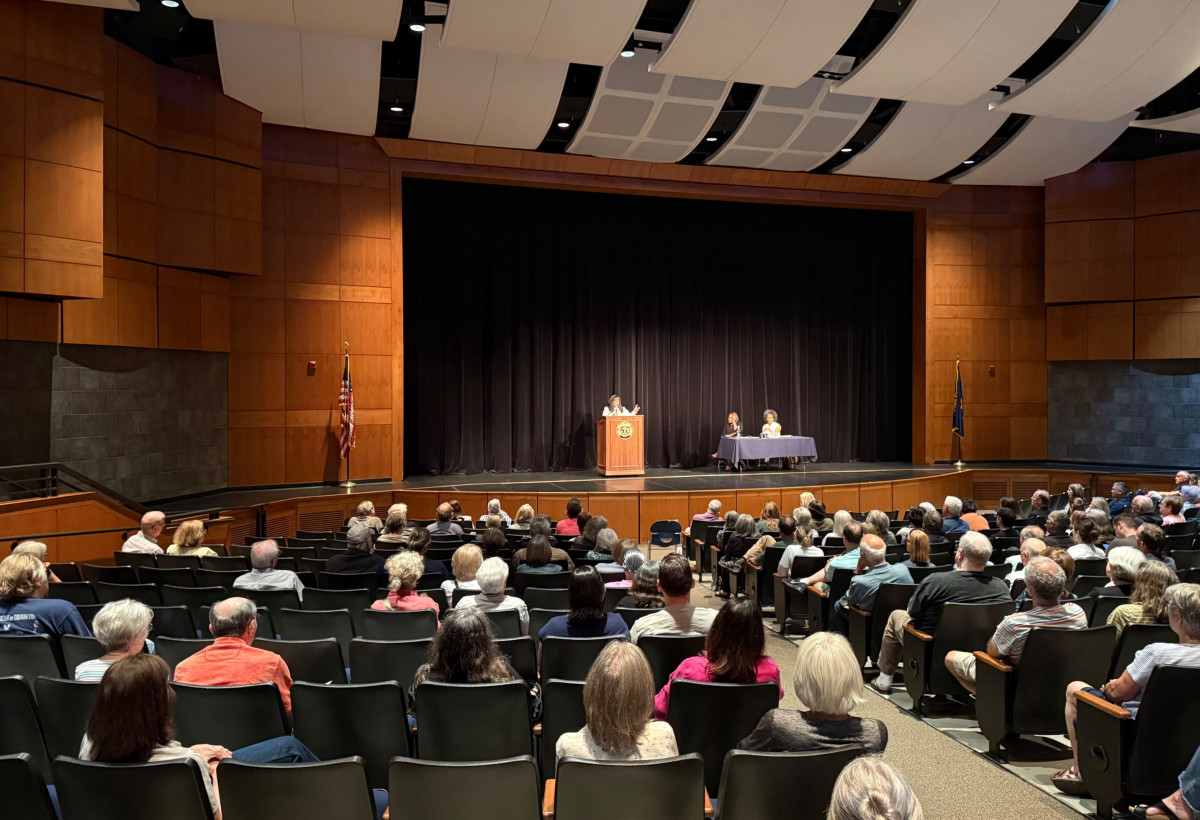 Congresswoman Bynum at her town hall in Lake Oswego. 