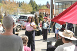 Congresswoman Bynum talks with a group of constituents outside of a local coffee shop.